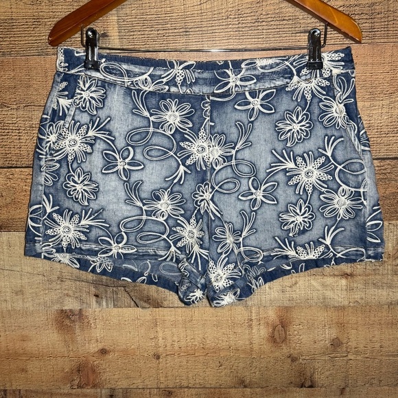 🌻 Mür Mür Embroidered Floral Denim Women's Shorts size Large Boho Anthropologie - Picture 1 of 7
